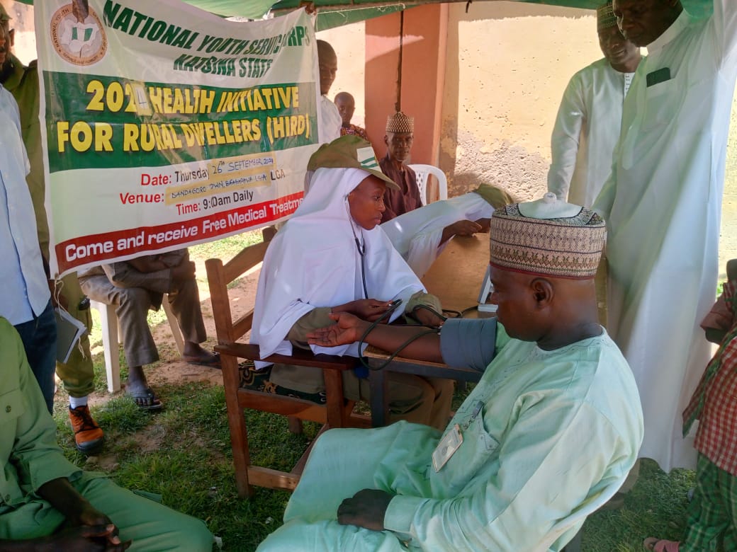 Likitoci masu yi wa kasa hidima NYSC na Katsina, ma’aikatan jinya sun yi wa mazauna karkara 2000 shirin