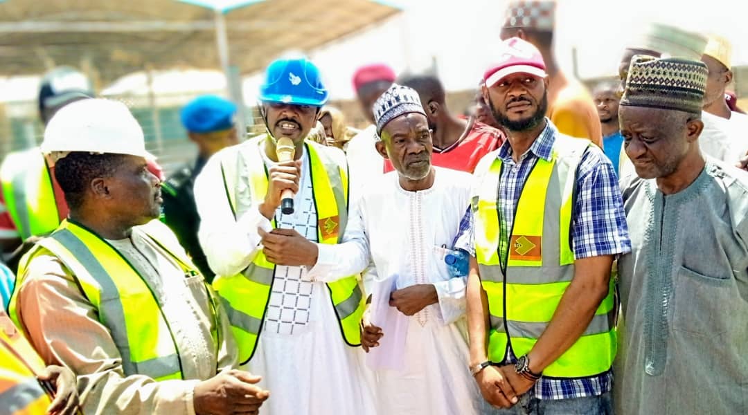 Kwamishinan ya mika filin wasa na garin Samaila Isah Funtua ga Space & Dimensions Limited domin gyarawa