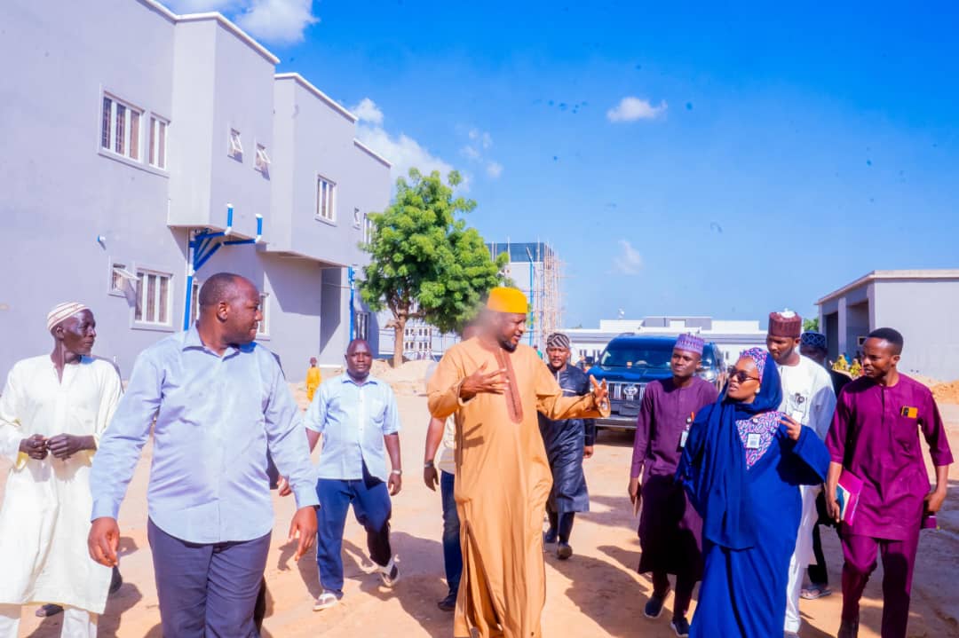 LABARAN HOTO : Gwamna Radda Ya Ziyarci Makarantar Sakandaren Kimiyyar Gwamnati Dake Batagarawa Ba A Kan Kanta Ba