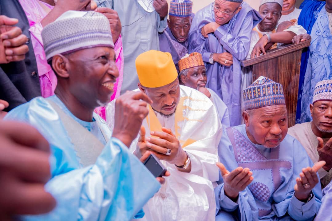 LABARAN HOTO: Gwamna Radda Ya Halarci Daurin Auren Fatiha na Farfesa Badamasi Lawal Charanchi ‘Yar Farfesa Lawal Charanchi a Garin Charanchi