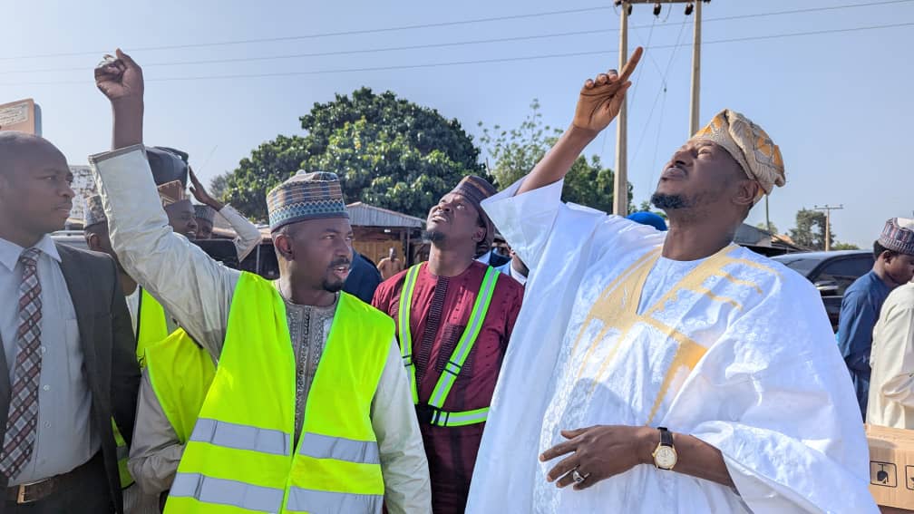 Gwamna Radda Ya Duba Yadda Ake Shigar da Hasken Wutar Lantarki Mai Amfani Da Hasken Rana A Kankia