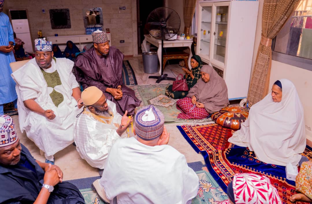 LABARAI NA HOTUNA: Gwamna Radda Ya Ziyarci Iyalan Marigayi Dr. Mohammed Hassan Koguna, Durbin Kano