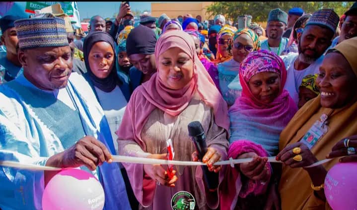 Hajiya Radda ta kaddamar da sabuwar cibiyar kula da lafiya a matakin farko da ke Sabonwar Abuja, ta baiwa mata 200 aiki