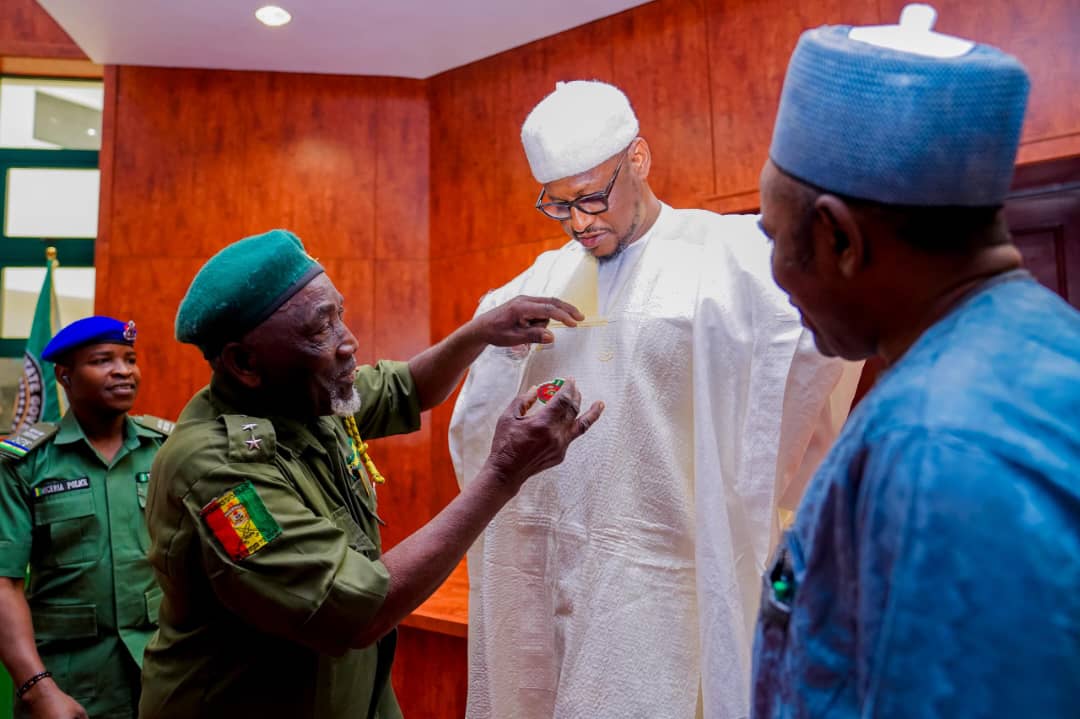 Labaran Hoto: Gwamna Radda Ya Karɓi Tambarin Ranar Tunawa da Sojoji na 2026