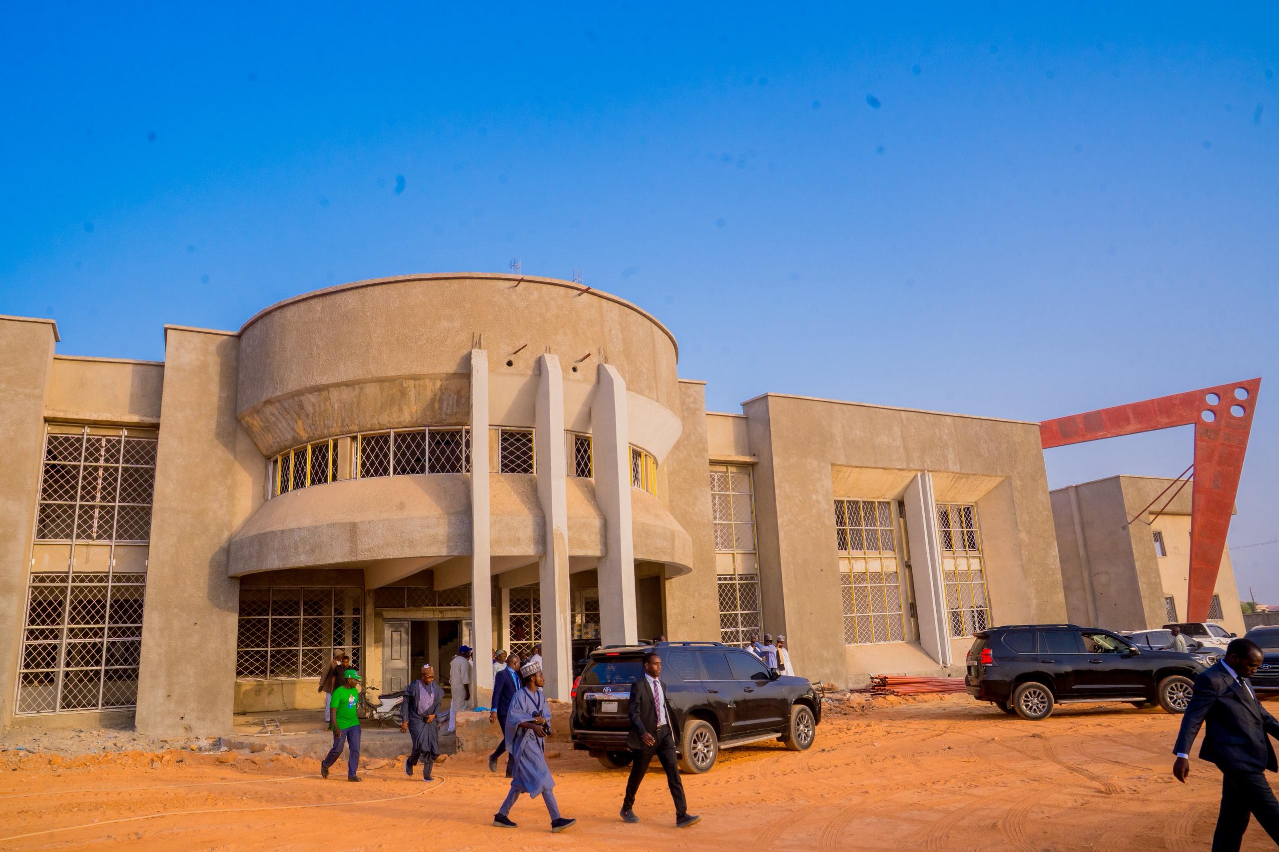 LABARAN HOTO: Gwamna Radda Ya Duba Gina Sakatariyar APC ta Jihar Katsina a Katsina