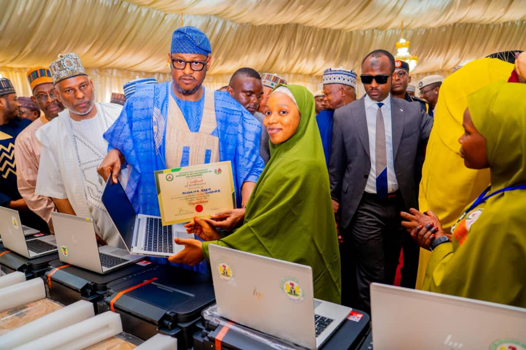 Gwamna Radda Ya Bawa ‘Yan Mata 1,000 Tallafi Da Kayan Aikin Fara Aiki