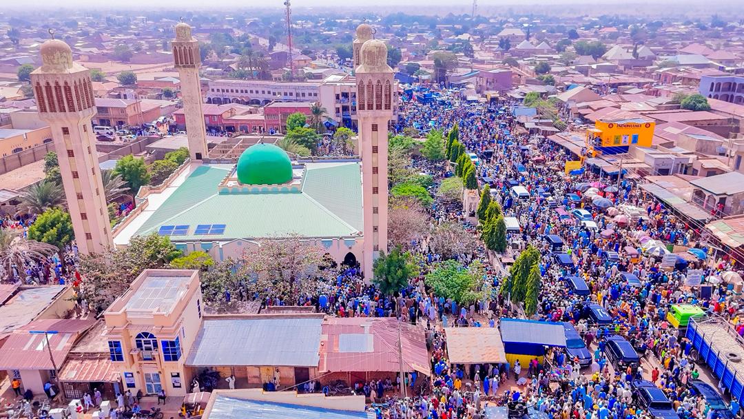 LABARA HOTO: Gwamna Radda Ya Jagoranci Tawagar Jiha Zuwa Sallar Jana’izar Marigayi Injiniya Tingilin