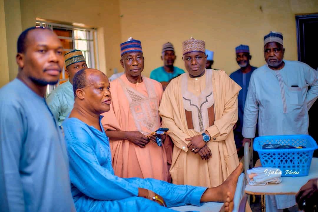 Labaran Hoto: Gwamna Radda ya ziyarci wakilan jam’iyyar APC ta Sabuwar a asibiti bayan hatsarin mota