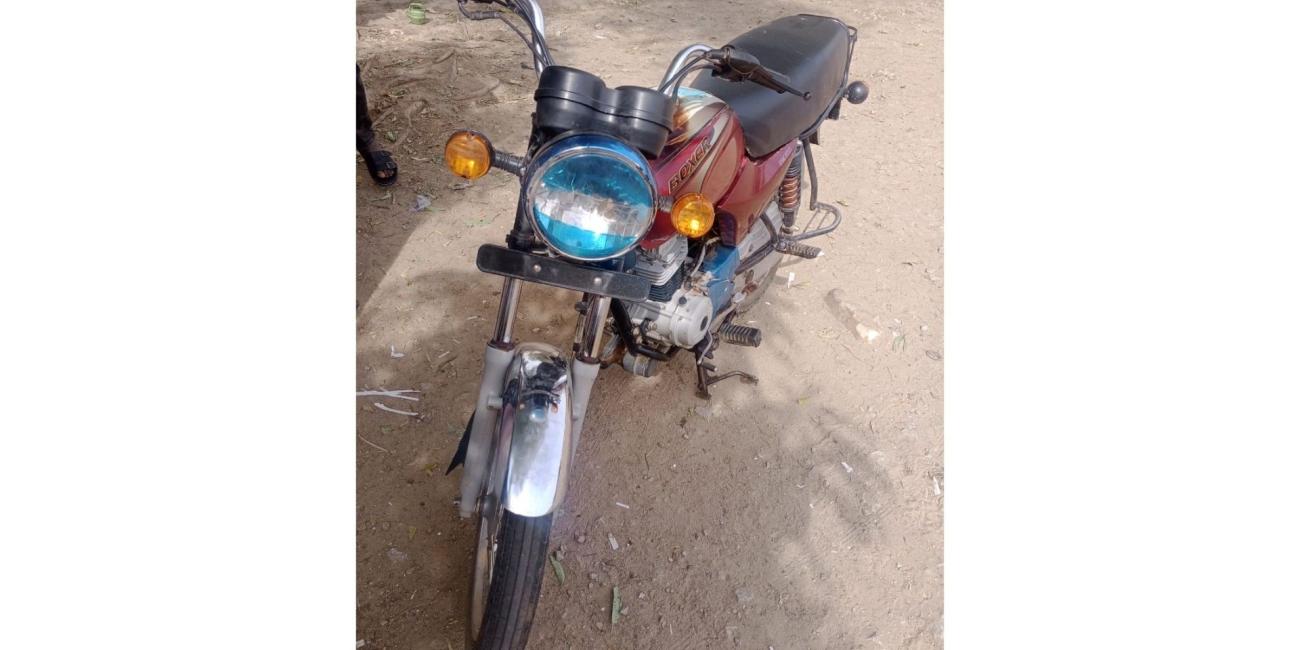 ‘Yan Sanda Sun Kama Wanda Ake Zargi A Kan Iyakar Zamfara da Katsina Da Harsasai 800 AK-47 A Cikin Tankin Mai Na Babura