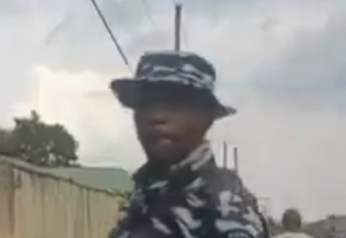 Bidiyo: Babban Jami’in ‘Yan Sanda Na Najeriya Ya Kama Matasan Abokan Aiki Suna Cin Motoci