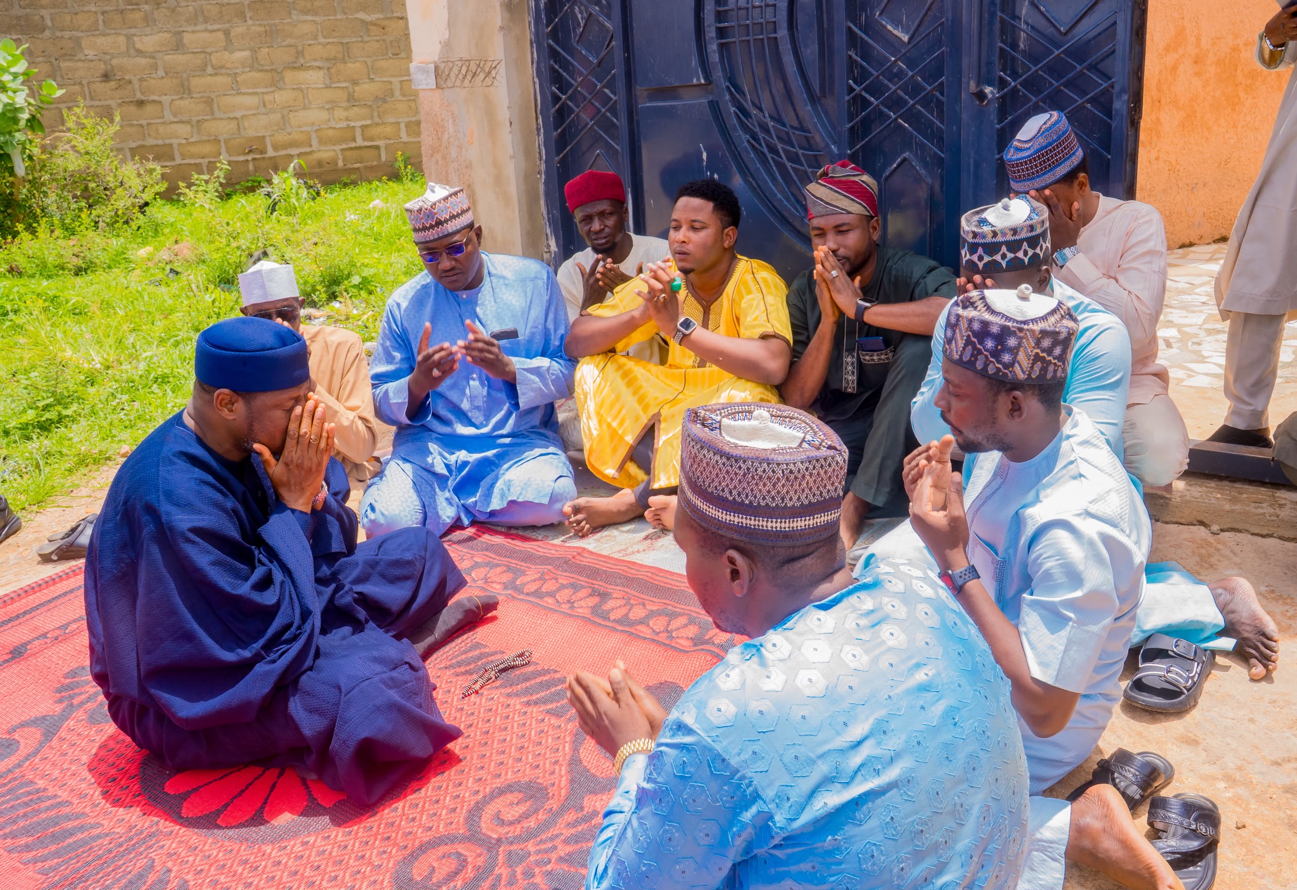 Labaran Hoto: Gwamnan Jihar Katsina ya kai ziyarar ta’aziyya ga iyalan Kosan Waka