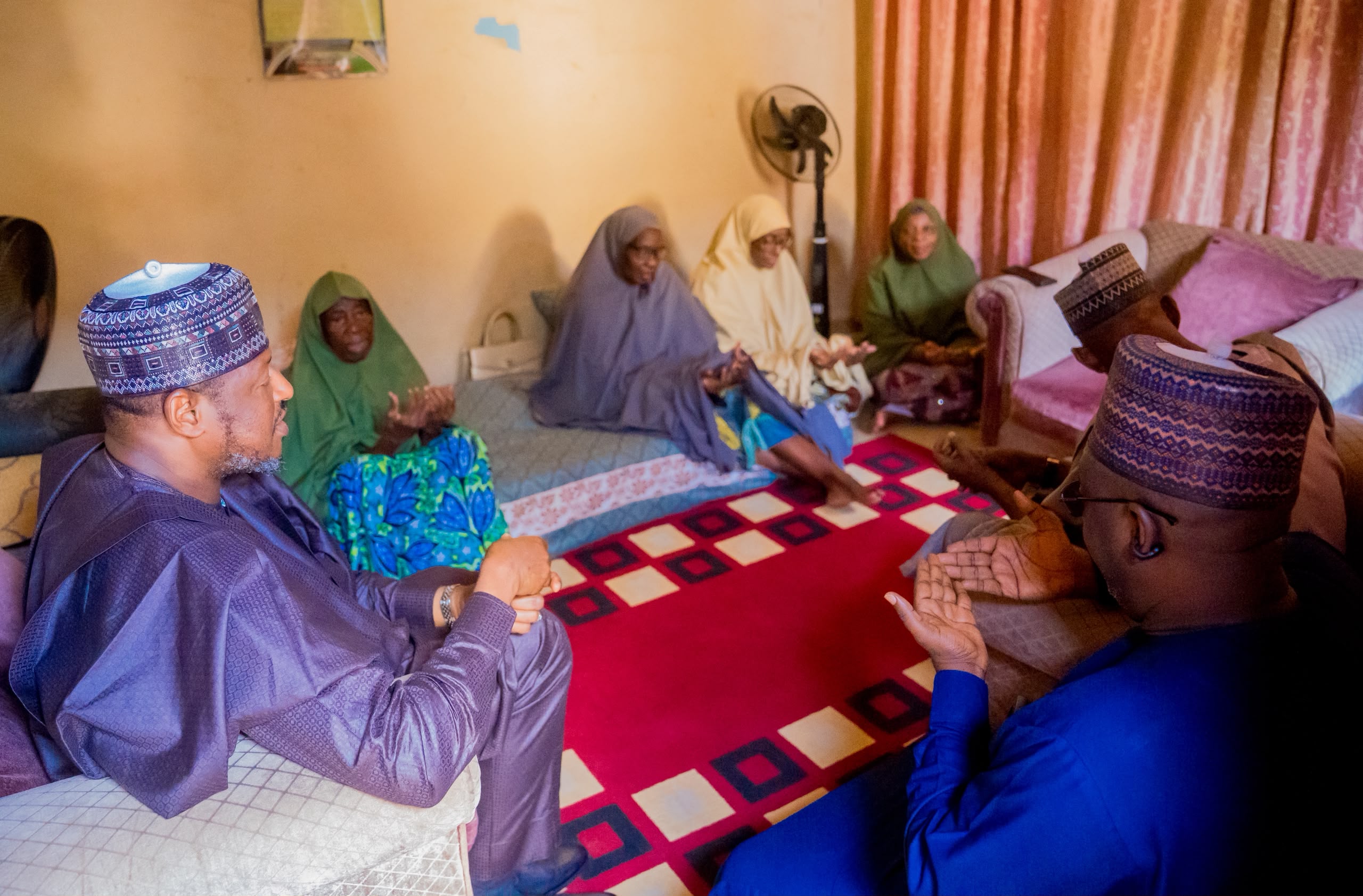 Labaran Hoto: Gwamna Radda Ya Ziyarci Iyalan Marigayiya Hajiya Rabi Ahmadu Coomassie