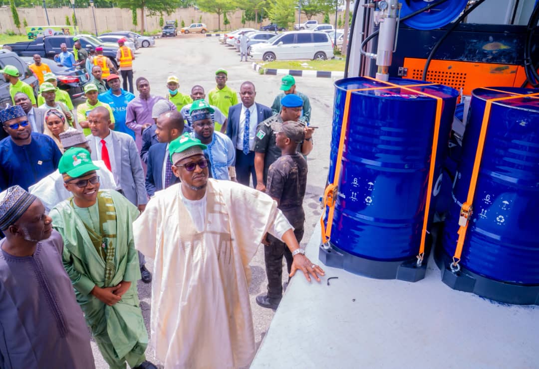 Gwamna Radda ya duba sabuwar motar tafi-da-gidanka ta gyaran kayan aikin noma (mobile workshop truck) da aka saya domin inganta aikin noma na zamani